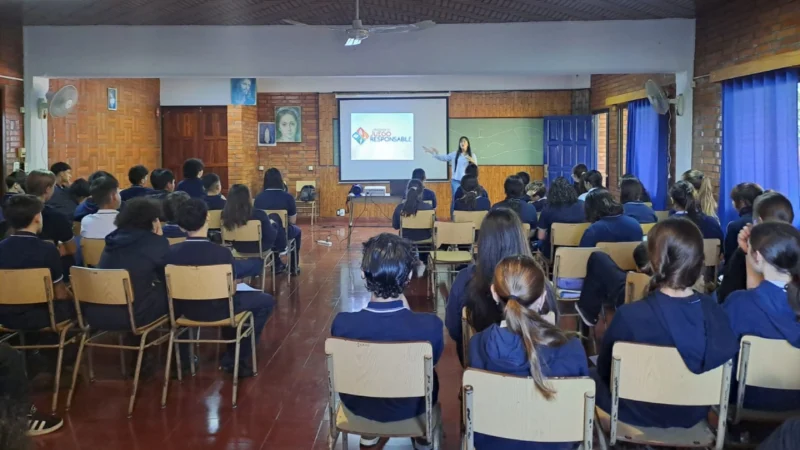 Alumnos del Instituto San Alberto Magno durante la charla sobre el uso desmedido de pantallas.