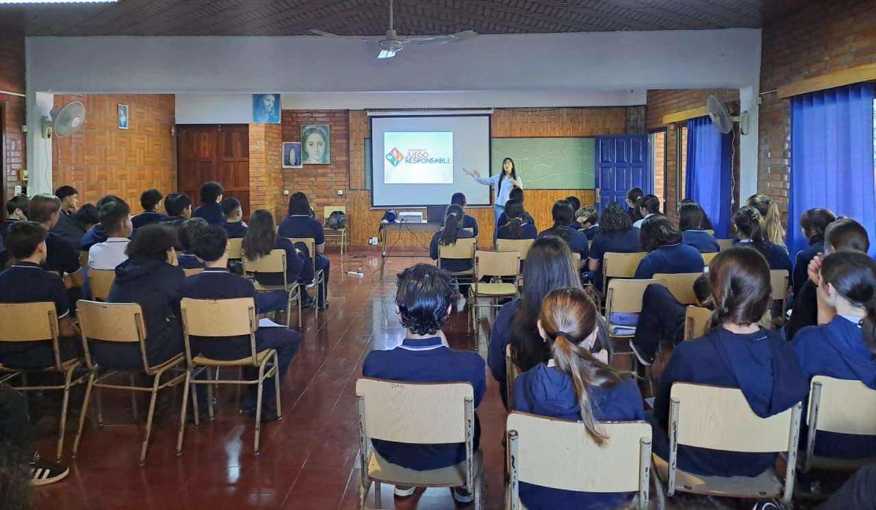 Alumnos del Instituto San Alberto Magno durante la charla sobre el uso desmedido de pantallas.
