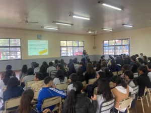 Estudiantes durante la charla con Juego Responsable en San Ignacio.