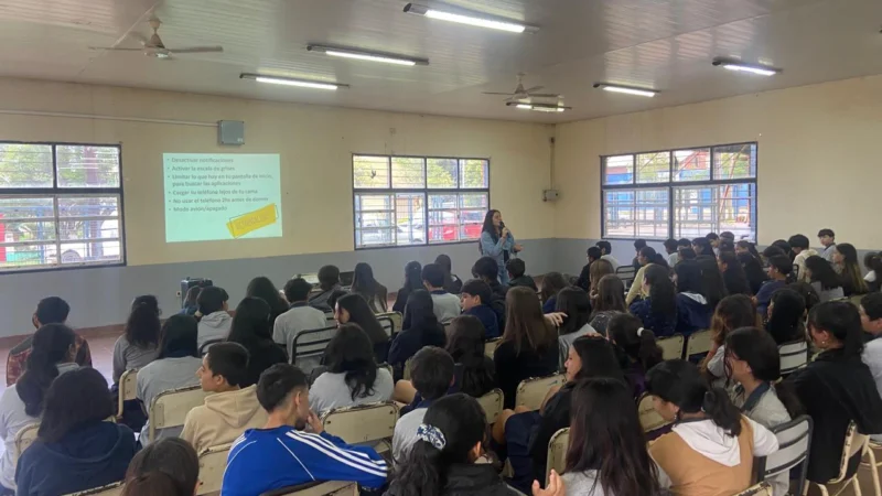 Estudiantes durante la charla con Juego Responsable en San Ignacio.