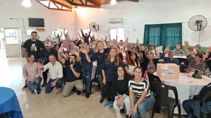 Abuenos de Consepción De La Sierra junto al equipo de Mateando con los Abuelos.