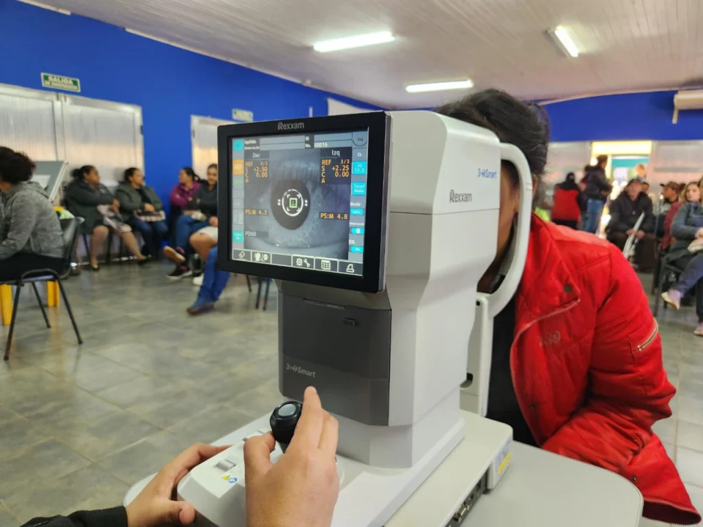 Control de vista a una vecina mediante autorefractómetro durante el operativo.