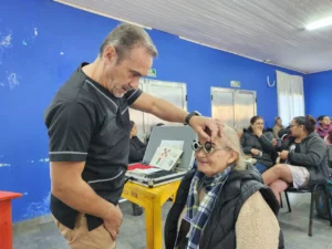 Oftalmólogo prueba lentes graduados a una vecina mayor. Mirar Mejor - Campo Ramón.