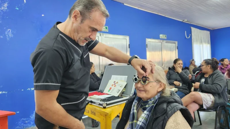 Oftalmólogo prueba lentes graduados a una vecina mayor. Mirar Mejor - Campo Ramón.