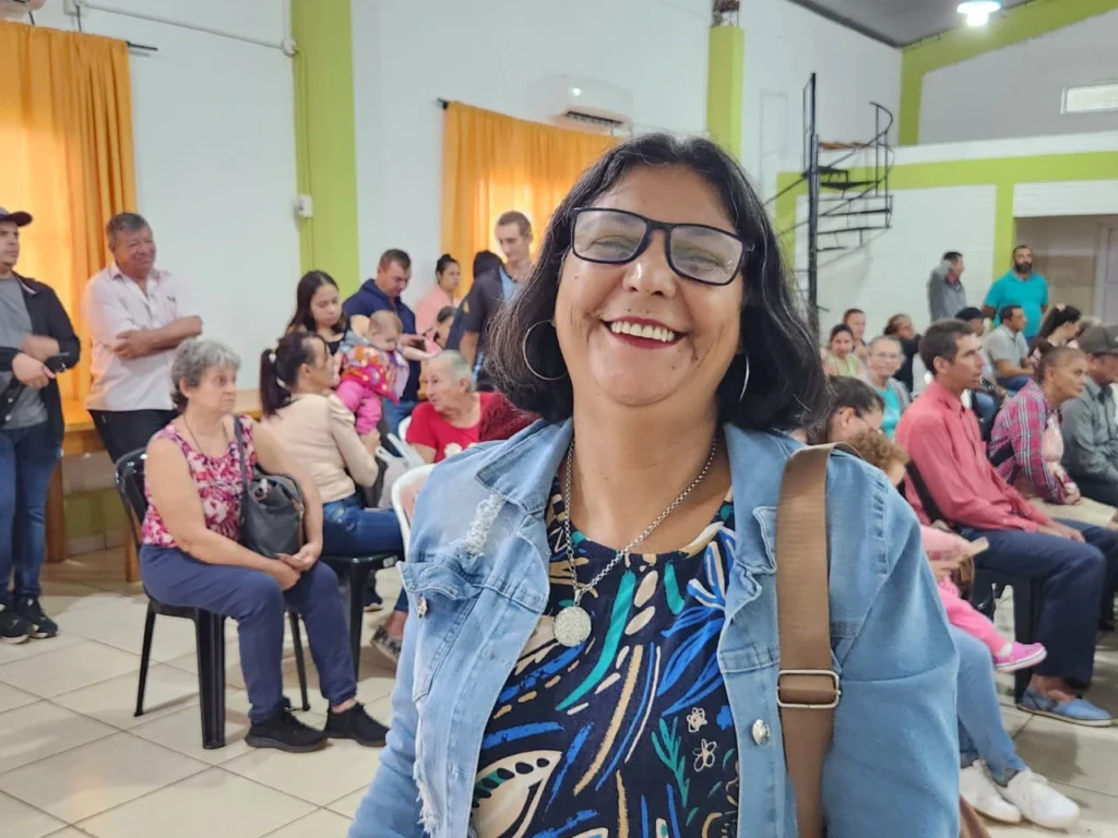 Vecina de El Soberbio luce feliz sus nuevos anteojos de Mirar Mejor