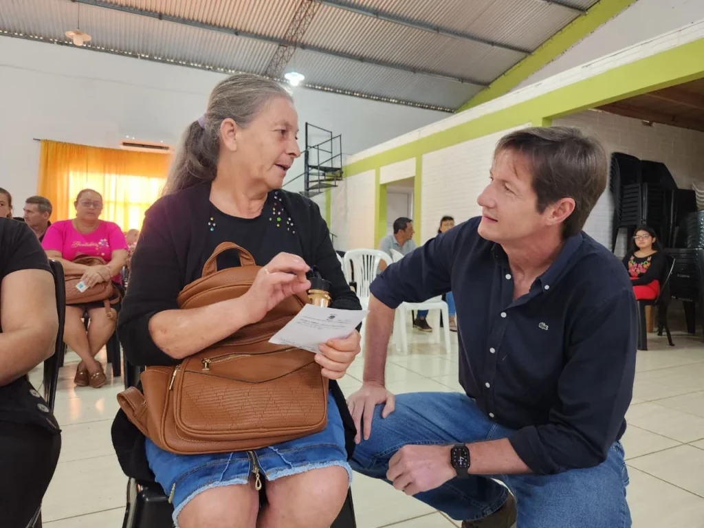 Héctor Decut charla con una vecina durante el operativo.