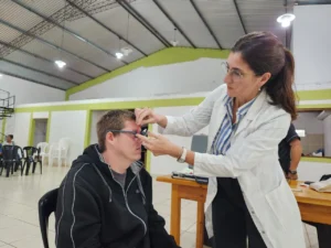 Joven vecino de El Soberbio recibe atención oftalmológica durante el operativo de Mirar Mejor.