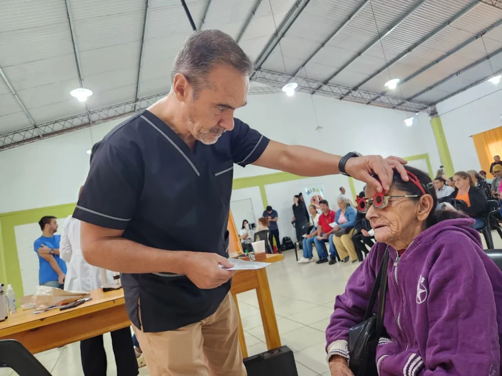 Oftalmólogo prueba lentes graduados a una vecina de El Soberbio.