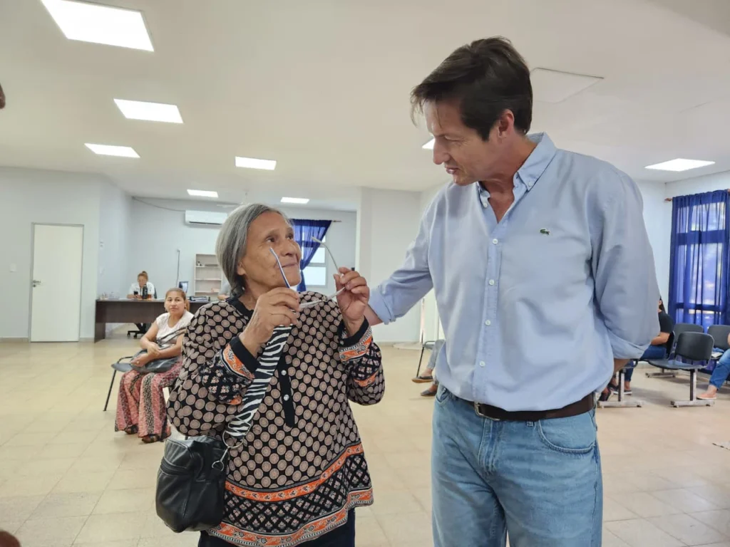 Héctor Decut charla con una señora mayor  que recibió sus nuevos anteojos en Loreto.