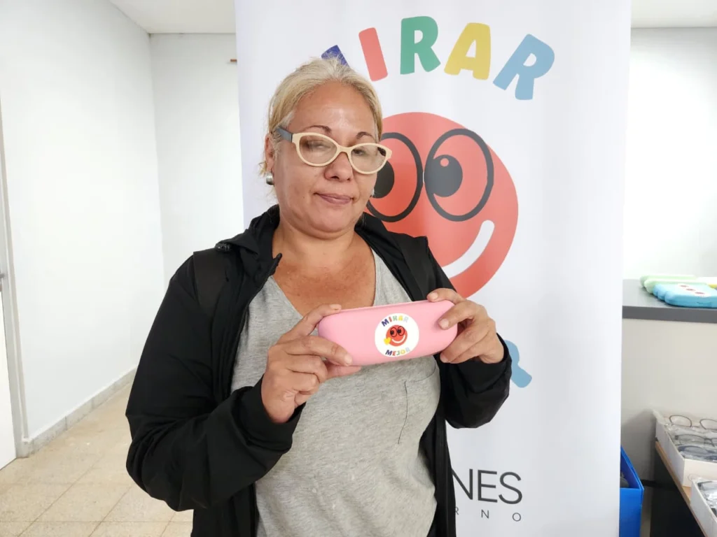 Vecina de Loreto luce sus nuevos anteojos gratuitos de Mirar Mejor.