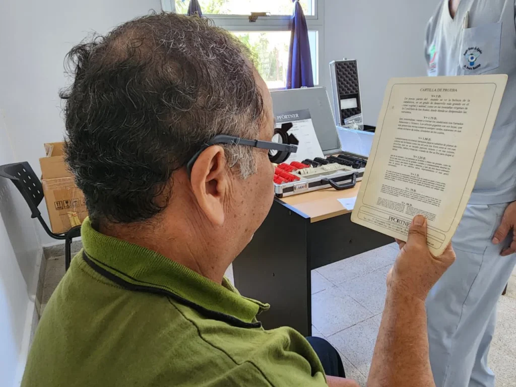 Vecino de Loreto lee un texto con lentes graduados.