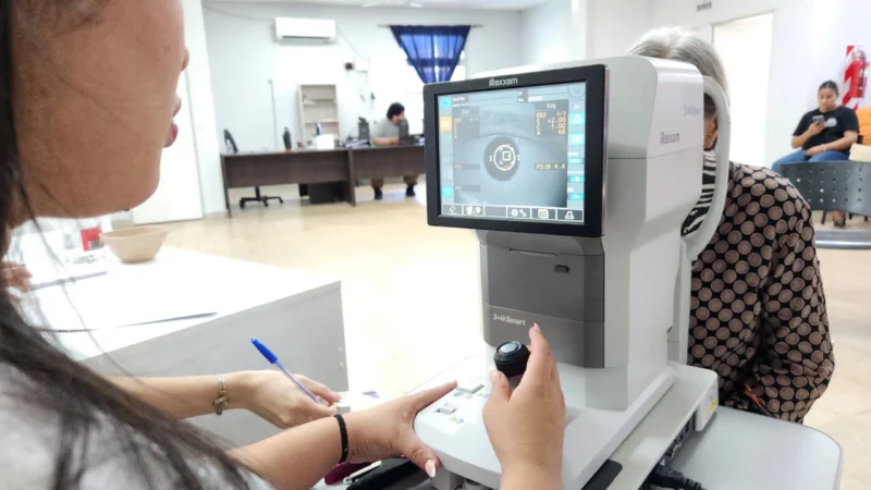 Oftalmóloga revisa los ojos de una vecina con un autorefractómetro. Mirar Mejor - Loreto.