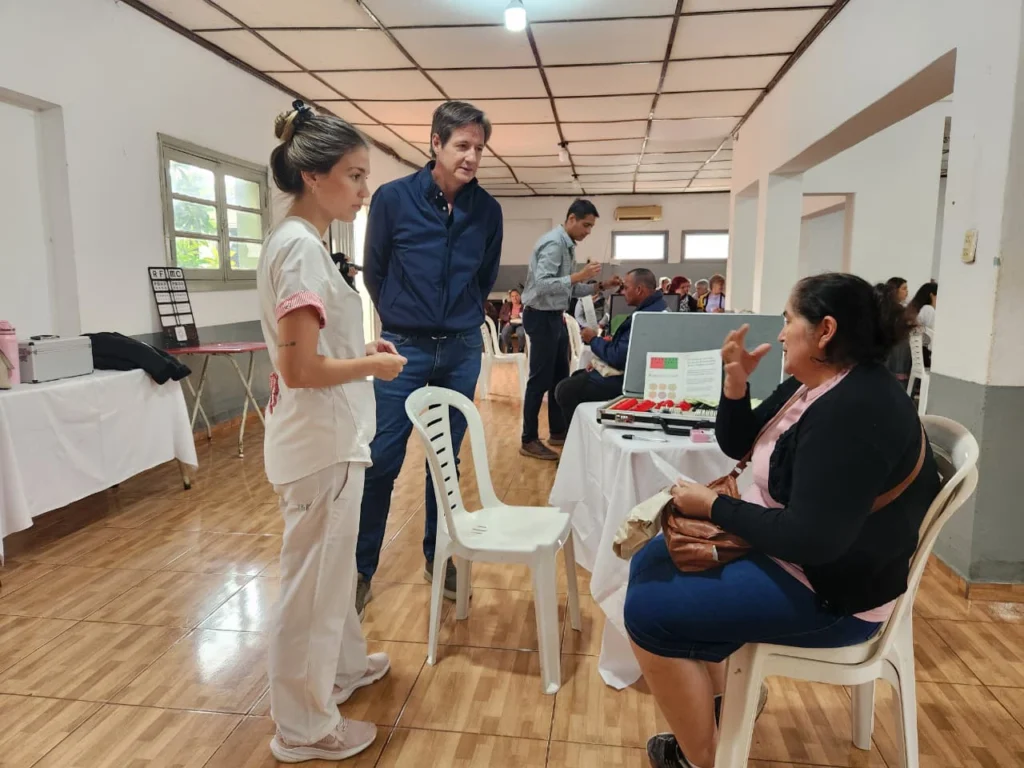 Héctor Decut charla con una vecina de San Javier durante el operativo de Mirar Mejor.