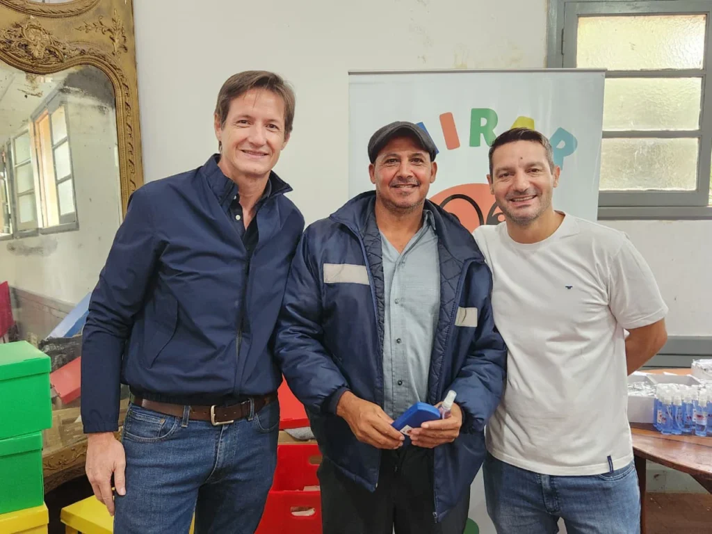 Vecino de San Javier recibió sus nuevos lentes de Mirar Mejor junto a Héctor Decut.