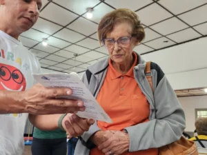 Vecina de San Javier lee un texto con sus nuevos anteojos de Mirar Mejor.