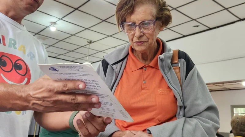 Vecina de San Javier lee un texto con sus nuevos anteojos de Mirar Mejor.