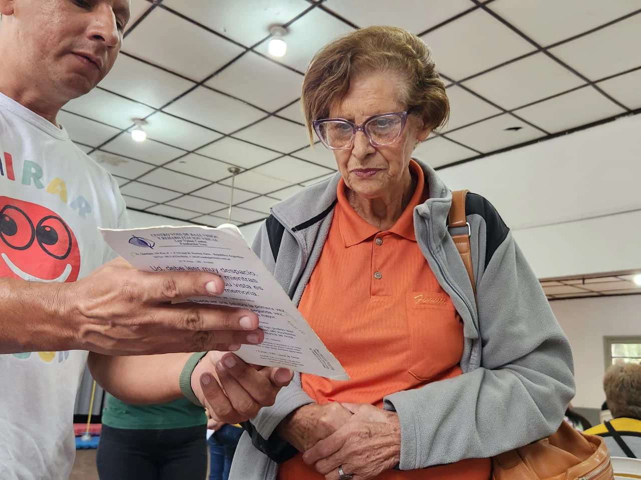 Vecina de San Javier lee un texto con sus nuevos anteojos de Mirar Mejor.