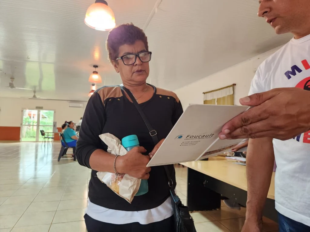 Señora lee un texto de prueba con sus nuevos anteojos de Mirar Mejor en Santa Ana.