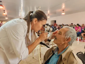 Oftalmóloga atiende a un vecino adulto mayor. Mirar Mejor - Santa Ana.