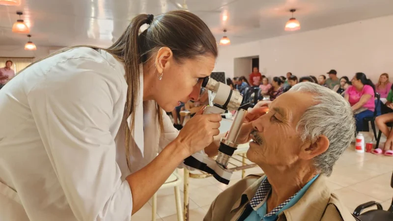Oftalmóloga atiende a un vecino adulto mayor. Mirar Mejor - Santa Ana.