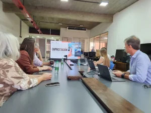 Equipo de la consultora y autoridades del IPLyC durante la capacitación sobre redes sociales a agencieros.