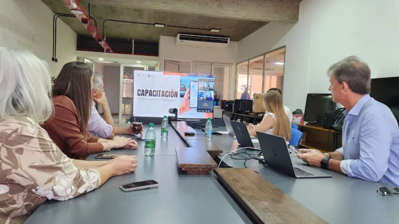Equipo de la consultora y autoridades del IPLyC durante la capacitación sobre redes sociales a agencieros.