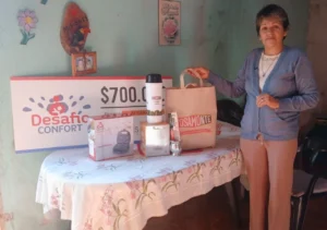Zulma con sus premios. El dinero lo destinará a arreglar su prótesis dental.