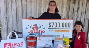 Florencia con su cheque y obsequios de Desafío Confort. Con el premio terminará de construir la galería de su casa.