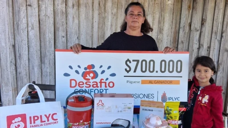 Florencia con su cheque y obsequios de Desafío Confort. Con el premio terminará de construir la galería de su casa.