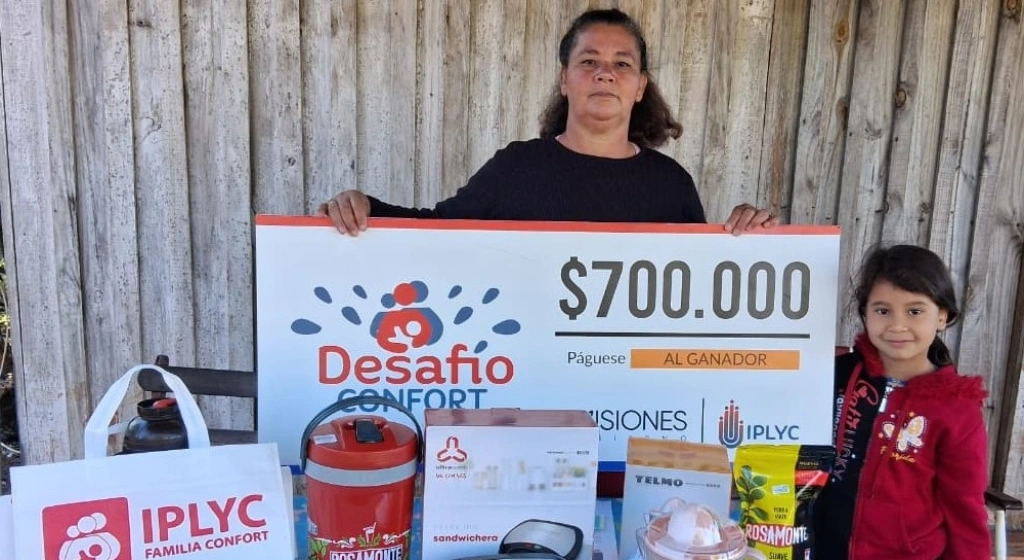 Florencia con su cheque y obsequios de Desafío Confort. Con el premio terminará de construir la galería de su casa.