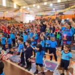 Multitud de niños con sus docentes en la Fiesta de los Jardines. Puerto Esperanza.