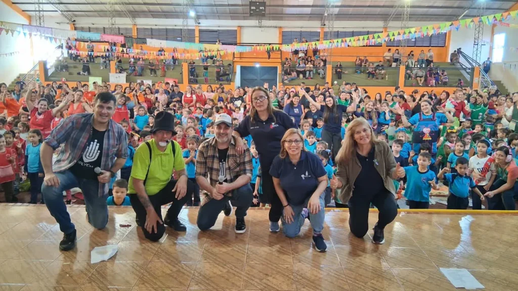 Equipo de Gurises Felices con la multitud de público infantil en la Fiesta de los Jardines en Puerto Esperanza.