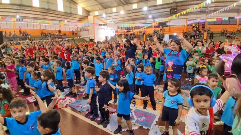 Multitud de niños con sus docentes en la Fiesta de los Jardines. Puerto Esperanza.