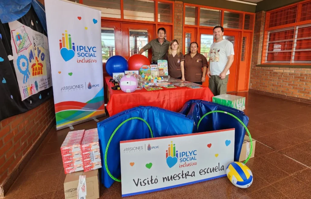 Héctor Decut y Alicia Andrusyszyn junto al kit de elementos para la Escuela Especial 48 de IPLyC Social Inclusivo.