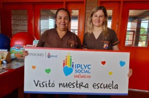 Alicia Andrusyszyn junto a una docente de la Escuela Especial 48, que recibió el primer kit de IPLyc Social Inclusivo.