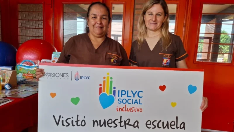 Alicia Andrusyszyn junto a una docente de la Escuela Especial 48, que recibió el primer kit de IPLyc Social Inclusivo.