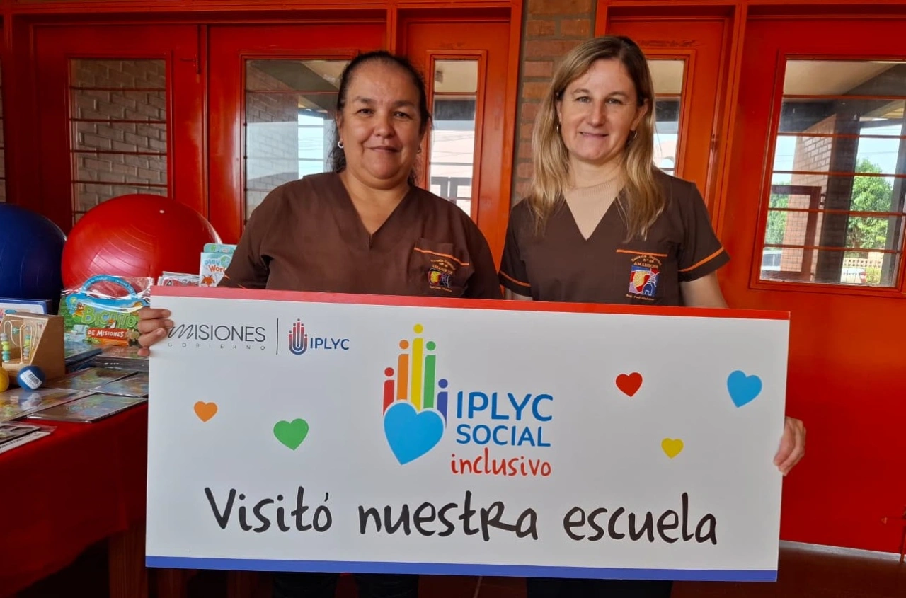 Alicia Andrusyszyn junto a una docente de la Escuela Especial 48, que recibió el primer kit de IPLyc Social Inclusivo.