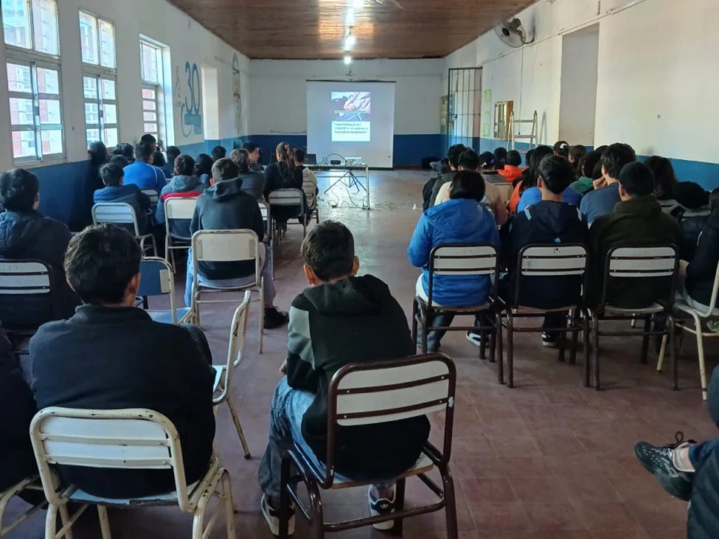 Alumnos del Instituto de Enseñanza Agropecuaria 4, durante la charla con Juego Responsable.