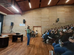Isabel Zilveti durante la capacitación a docentes en Leandro N. Alem.