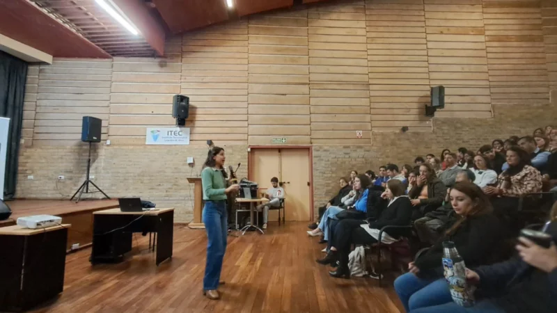 Isabel Zilveti durante la capacitación a docentes en Leandro N. Alem.