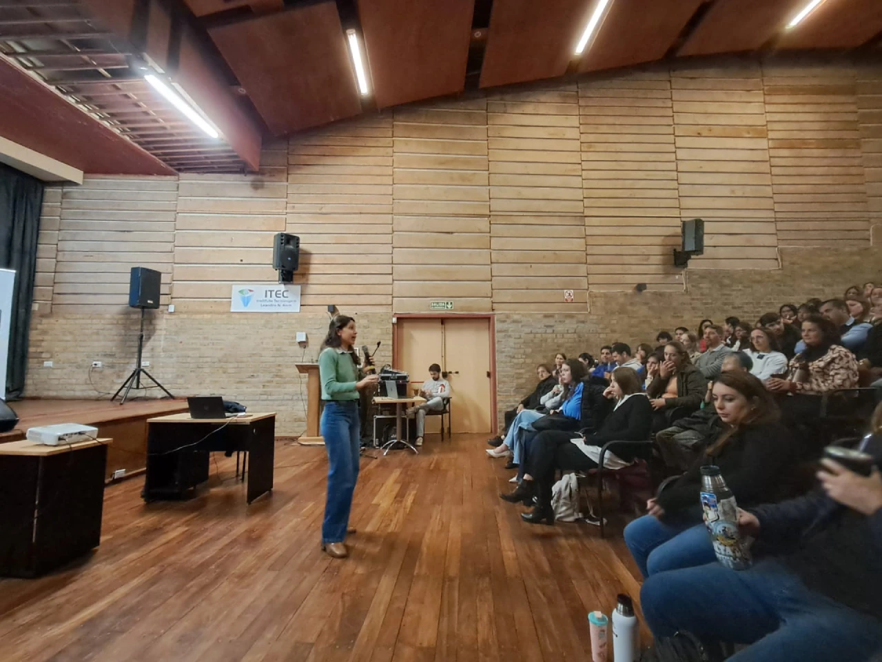 Isabel Zilveti durante la capacitación a docentes en Leandro N. Alem.