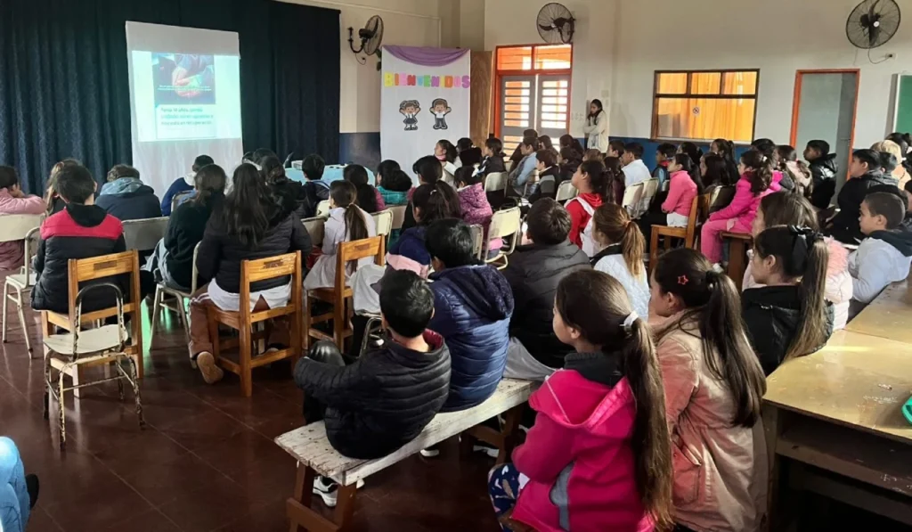 Alumnos de Azara participan de la charla de prevención de adicciones con Juego Responsable.