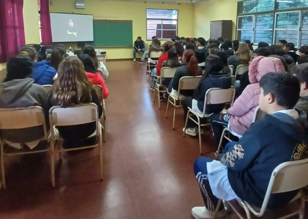Alumnos del Bachillerato Pedagógico 1 durante la charla con Juego Responsable.