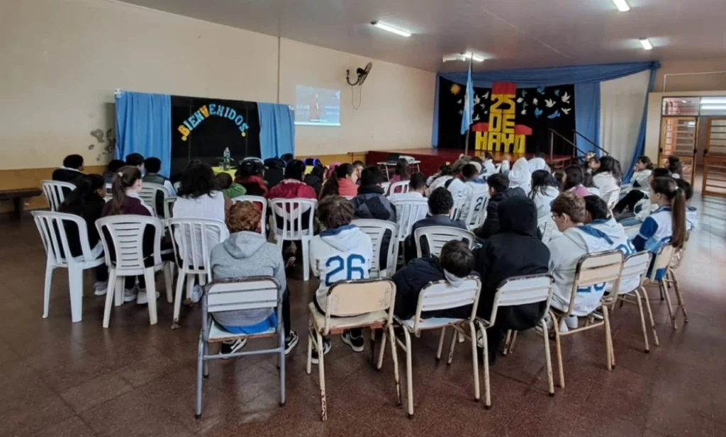 Alumnos de la Escuela 27 en la charla de prevención de adicciones a partir del autoconocimiento.