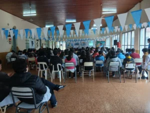 Alumnos de la Escuela Normal 7 en la charla de prevención de adicciones a partir del autoconocimiento.