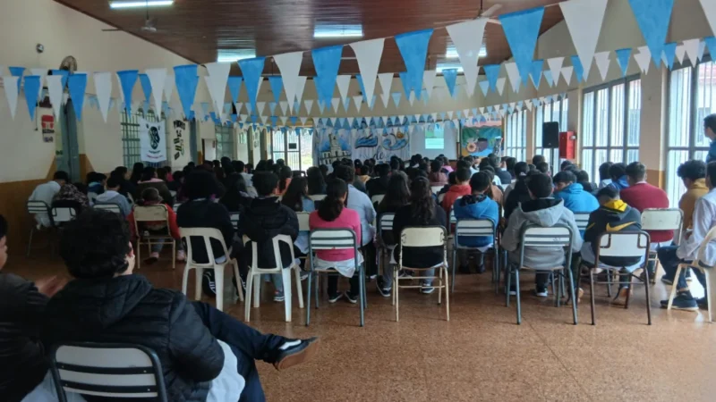 Alumnos de la Escuela Normal 7 en la charla de prevención de adicciones a partir del autoconocimiento.