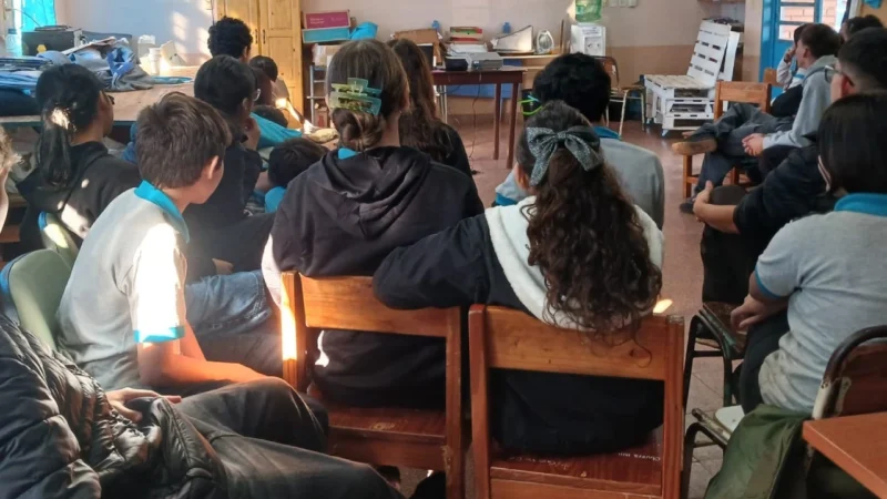 Alumnos del CEP 11 durante la charla con Juego Responsable en Garupá.
