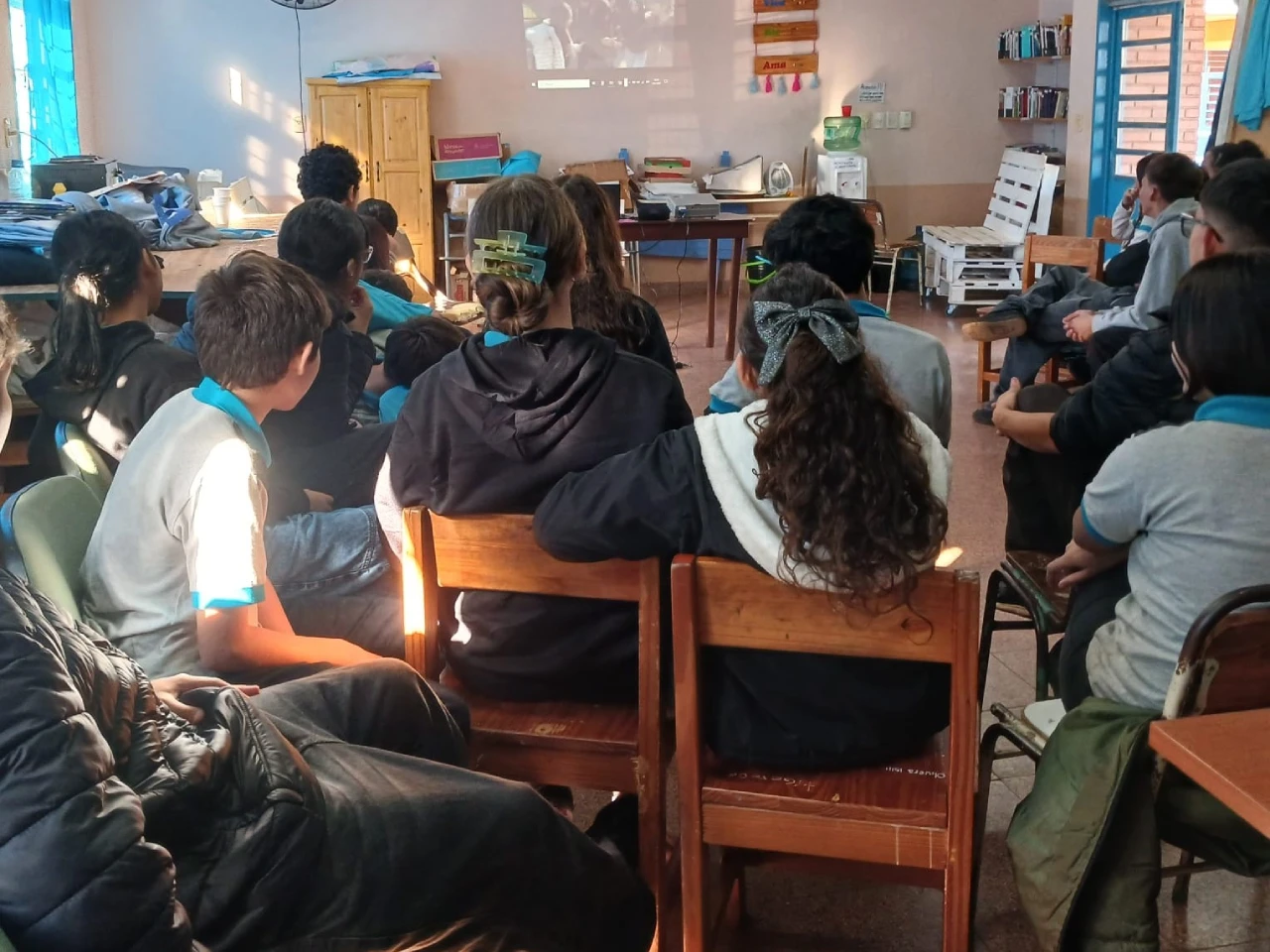 Alumnos del CEP 11 durante la charla con Juego Responsable en Garupá.