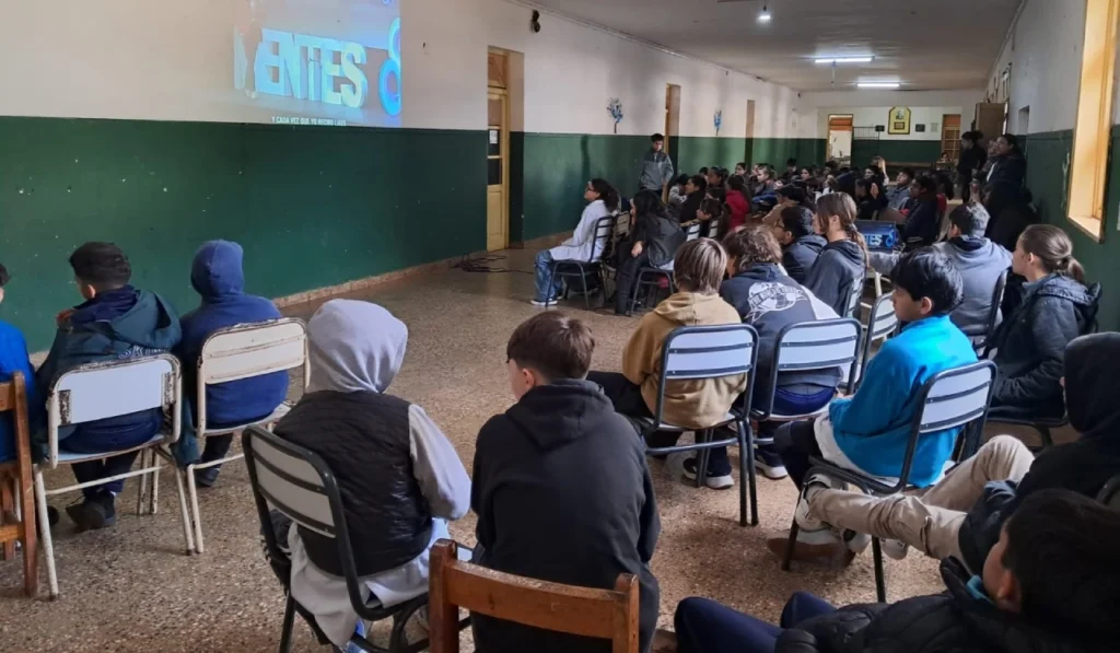 Alumnos de la Escuela 304 de Oberá durante la charla con Juego Responsable.