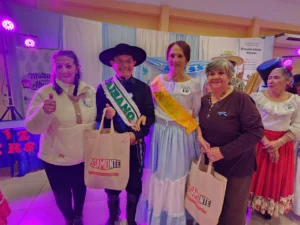 El paisano y la donosa con sus trajes folclóricos y obsequios. Mateando con los Abuelos - Octavo Aniversario.